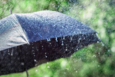 Şemsiye arka planında yağmur, hava tahmini ve çevre kavramı