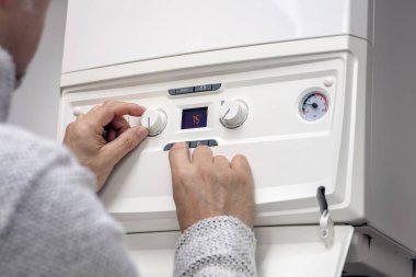 İç ısıtma sistemi merkezi ısıtma kaloriferinin termostat ayarları ayarlanıyor