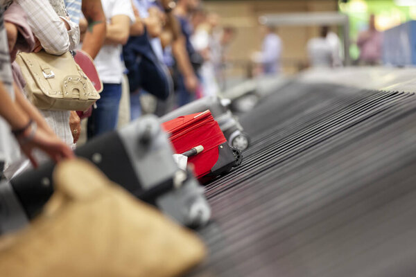 Чемоданы на багажной ленте карусели в багажном отделении аэропорта