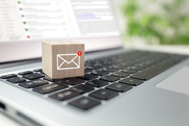 Tahta bloktaki e- posta sembolü dizüstü bilgisayardaki yeni iletiyi gösteriyor