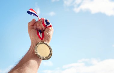 Altın madalyalı sporcu elleriyle mavi gökyüzüne yükseltildi.
