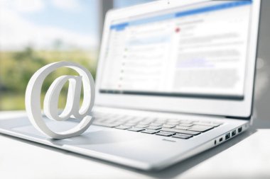 İnternet için iş dizüstü bilgisayarı konsepti üzerine e-posta sembolü, bizimle irtibata geçin, e-posta adresi ve müşteri hizmetleri desteği