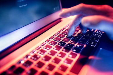 Dizüstü bilgisayarla internette arama yapmak ya da gece geç saatlerde bilgi taramak.