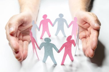 Kağıt zinciri arkadaşları, takım çalışması, çeşitlilik, kapsama, aile veya iş dünyası, el ele tutuşmak ve korumak