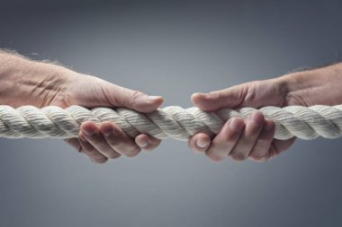 Halat çekme yarışması, iş rekabeti konsepti, çatışma, rekabet, meydan okuma veya tartışma