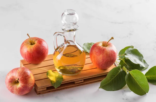 Cuka Apel Dari Buah Yang Difermentasi Menjadi Botol Kaca Dengan — Stok Foto