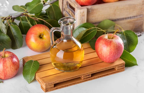 Omenaviinietikka Fermentoiduista Hedelmistä Lasipulloon Jossa Tuoreita Orgaanisia Kypsiä Punaisia Omenoita — kuvapankkivalokuva