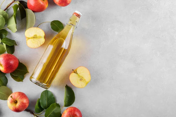 발효된 과일로 사이더 식초를 유리병에 가벼운 배경에 신선하게 사과를 곁들인다 — 스톡 사진