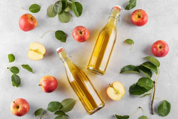 발효된 과일의 사이더 식초는 배경에 신선하게 사과가 유리병에 넣는다 비타민 — 스톡 사진