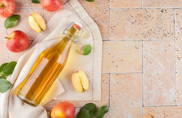 Apfelessig Aus Fermentierten Früchten Eine Glasflasche Mit Frischen Reifen Roten — Stockfoto