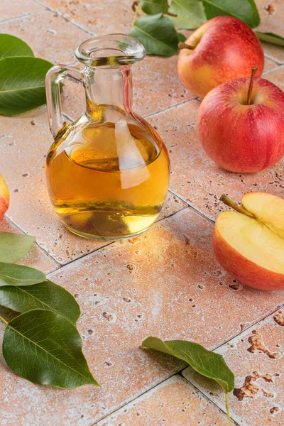 Almabor Ecet Erjesztett Gyümölcsből Üvegpalackba Friss Organikus Érett Vörös Almával — Stock Fotó