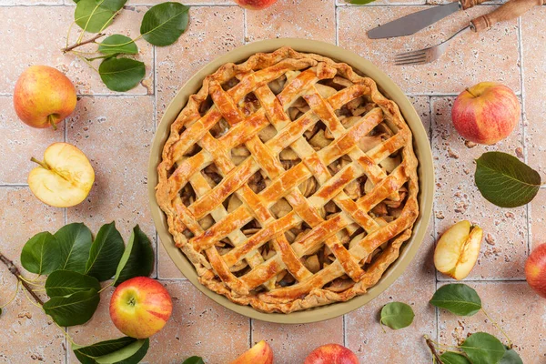 Homemade Apple Pie Fresh Red Apple Leaves Beige Travertine Tiles — Stock Photo, Image