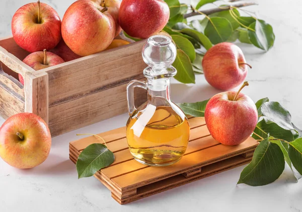 Omenaviinietikka Fermentoiduista Hedelmistä Lasipulloon Jossa Tuoreita Orgaanisia Kypsiä Punaisia Omenoita — kuvapankkivalokuva
