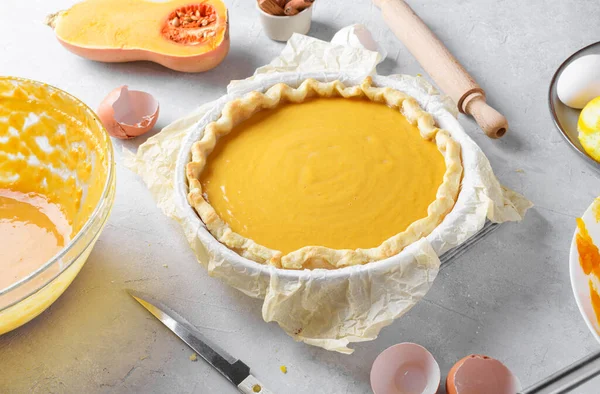 Uncooked Pumpkin Pie Baking Dish Ready Cooking Gray Kitchen Table — Stock Photo, Image