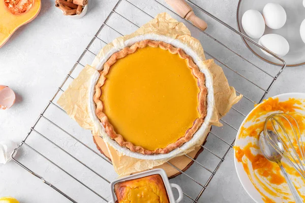 Pumpkin Pie Baking Dish Gray Kitchen Table Surrounded Ingredients Home — Stock Photo, Image