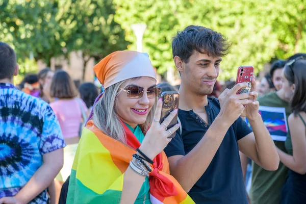Manduria Italy July 2022 一名戴着彩虹旗的女孩和一名男子在同性恋自豪游行期间 用智能手机自拍了照片 Lgbtq街头骄傲日庆祝活动 — 图库照片