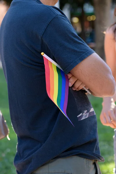 Mão Homem Segurando Bandeira Arco Íris Lgbt Durante Orgulho Gay — Fotografia de Stock