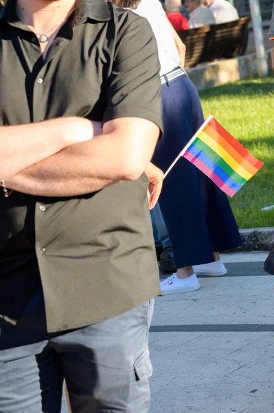 男女同性恋 双性恋和变性者彩虹旗在同性恋自豪 亲密接触 选择性聚焦 男女同性恋 双性恋和变性者平等运动社区的概念期间在男性手中 — 图库照片