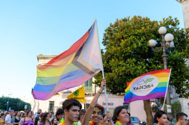 Manduria, İtalya - 13 Temmuz 2022, LGBTQ gökkuşağı bayrağı eşcinsellerin gurur yürüyüşü sırasında sallanıyor Güney İtalya, Puglia, seçici odak noktası