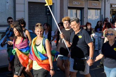 Manduria, İtalya - 13 Temmuz 2022 Gülümseyen ve LGBT Gay Gurur Yürüyüşü 'ne katılan genç insanlar. LGBTQ Onur Günü Sokakta, Güney İtalya 'da, Puglia' da, seçici odak