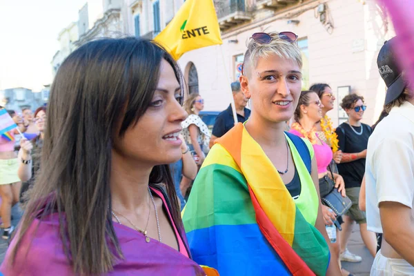 Manduria Italy July 2022 在意大利南部街道上举行的Lgbtq同性恋自豪游行中 年轻的女同性恋 男同性恋 双性恋和变性者带着彩虹旗出现在人群中 — 图库照片