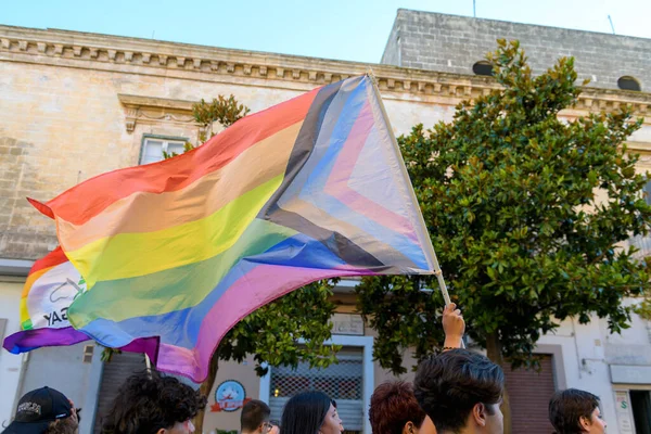 意大利曼都利亚 2022年7月13日 在意大利南部普利亚的街道上举行的同志骄傲游行中挥动Lgbtq彩虹旗 — 图库照片