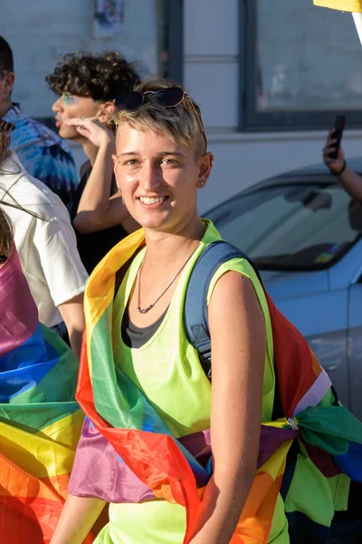 意大利曼都利亚 2022年7月13日 年轻美丽的女同性恋者穿着彩虹旗Lgbtq在意大利南部街道上举行的同志骄傲游行中 近距离 选择性地聚焦 — 图库照片