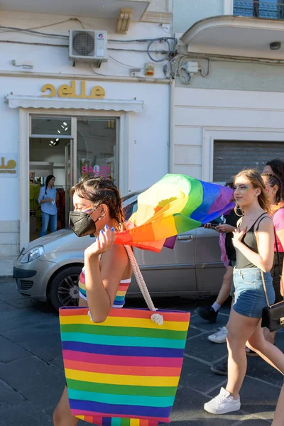 意大利曼杜里亚 2022年7月13日 在Lgbt同志骄傲游行期间 一个戴着黑色面具 戴着彩虹旗的女孩 Lgbtq街头骄傲日庆祝活动 — 图库照片