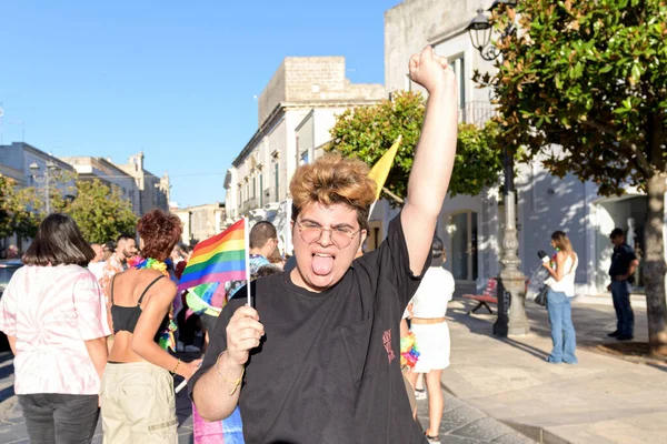 意大利曼杜里亚 2022年7月13日在同志骄傲游行期间 一个戴着Lgbt国旗的漂亮男人微笑着看着镜头 Lgbtq街头骄傲日庆祝活动 — 图库照片