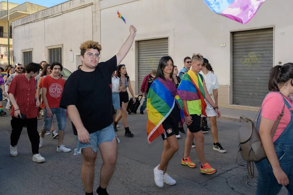 意大利曼杜里亚 2022年7月13日 微笑并命令参加Lgbt同性恋自豪游行的年轻人 Lgbtq Pride Day Celebrations Street South Italy — 图库照片
