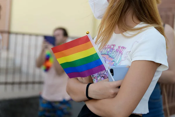 2022年7月13日イタリア マンデュリアゲイの誇り クローズアップ 選択的フォーカス Lgbtq平等運動コミュニティのためのコンセプトの間に近い女性の手の中にLgbtの虹の旗 — ストック写真