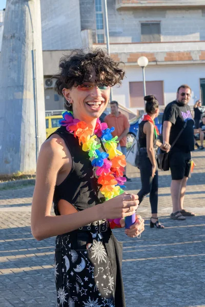 意大利曼杜里亚 2022年7月13日在Lgbt同性恋骄傲游行期间 一个美丽的男同性恋微笑着 在镜头前看着自己 Lgbtq街头骄傲日庆祝活动 — 图库照片