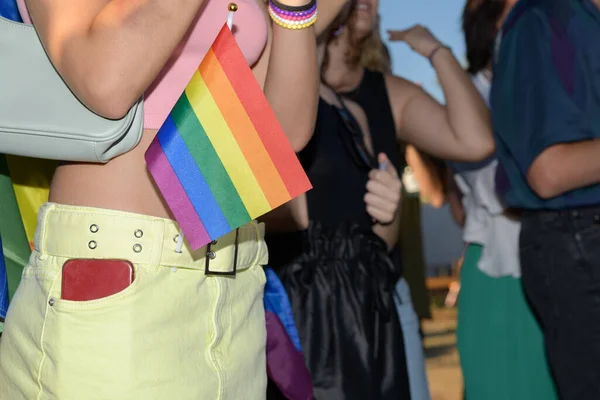 男同性恋 双性恋和变性者彩虹旗在同性恋自豪 有选择的焦点 男女同性恋 双性恋 变性者 两性人和两性人平等运动社区的概念期间插在女孩裙子口袋里 — 图库照片