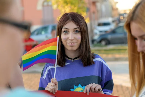 意大利曼杜里亚 2022年7月13日在Lgbt同志骄傲游行期间 一个美丽的女孩微笑着看着镜头 Lgbtq街头骄傲日庆祝活动 — 图库照片