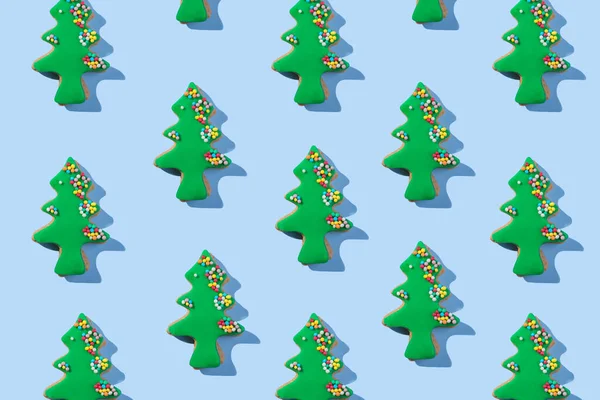 圣诞树饼干在蓝色背景上无缝图案 寒假甜点装饰 姜饼饼干形状的球创意收藏 — 图库照片