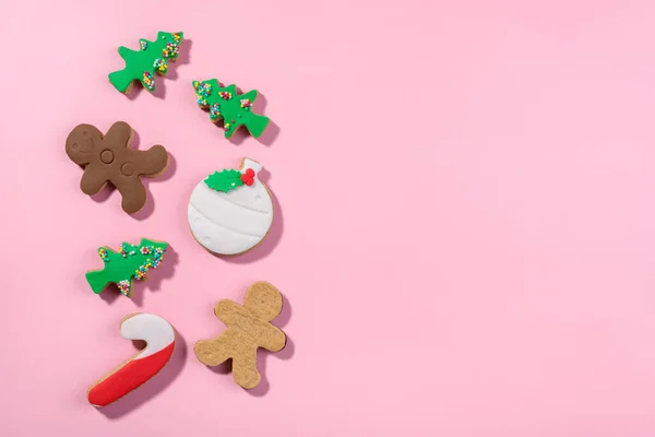 Různé Vánoční Perníkové Sušenky Cukrovou Hmotou Růžovém Pozadí Pohled Shora — Stock fotografie