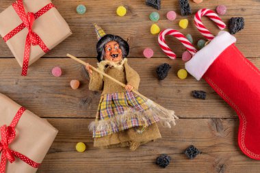Cadı Befana ve kırmızı çorap. Kömür ve şeker kırsal ahşap arka planda. İtalyan Epifani Günü geleneği, üst manzara, düz yatak, tebrik kartı