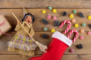 Cadı Befana ve kırmızı çorap. Kömür ve şeker kırsal ahşap arka planda. İtalyan Epifani Günü geleneği, üst manzara, düz yatak, tebrik kartı