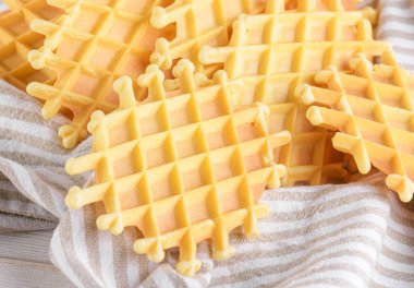 Ferratelle ya da pizzelle geleneksel bir tatlı ya da pamuk peçeteye konmuş kurabiyeler, yakın plan. İtalya, Abruzzo 'nun bölgesel mutfağı. Meşhur waffle gibi.