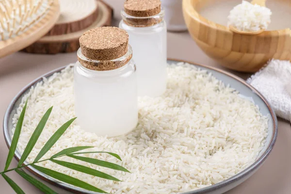 Tabakta Pirinç Suyu Bej Arka Planda Pirinç Yapımı Kozmetik Ürünleri — Stok fotoğraf