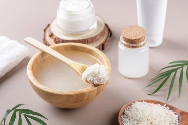 Ev yapımı kozmetik pirinç suyu ve bej arka planda güzellik seti, ev yapımı kompozitolar için sağlıklı güzellik malzemesi, spa için güzellik tarifi, doğal cilt bakımı.