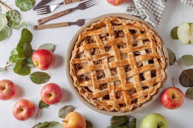Beyaz mutfak masasında taze elmalı ev yapımı elmalı turta, üst manzara, düz yatak. Şükran Günü geleneksel tatlı, Şükran Günü turtası hazırlama, sonbahar fırını. Kıtır kıtır hava tatlısı. Tarif