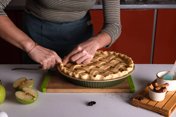 女人把派面团放在苹果派上的烘焙盘 准备放进烤箱 准备苹果派 感恩节糕点准备 秋季烘焙 脆脆的天气甜甜的 — 图库照片