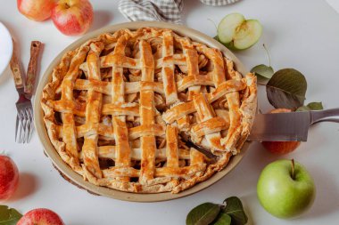 Taze elmalı ev yapımı elmalı turta. Lezzetli dilimli, üst manzaralı, gurme yaşam tarzlı. Şükran Günü geleneksel tatlı, Şükran Günü turtası hazırlama, sonbahar fırını. Kıtır kıtır hava tatlısı. Tarif