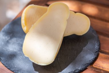 Kesme tahtasındaki Caciocavallo, Güney İtalya 'da yetişmiş bir filata peyniri. İneklerden yapılan süt sadece rennet, süt enzimleri ve tuzdan yapılır.