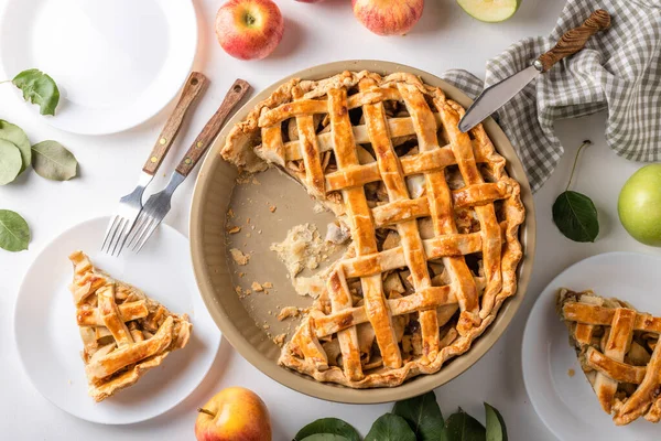 ホワイトキッチンテーブル トップビュー フラットレイに新鮮なリンゴでアップルパイをカット自家製 感謝祭の伝統的なデザート 感謝祭のタルトの準備 秋のパン屋 フードライフスタイル レシピ ストック写真