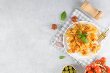 Bolonez ragu soslu İtalyan rigatoni makarnası, genel görünüm, üst görünüm, boşluk kopyala