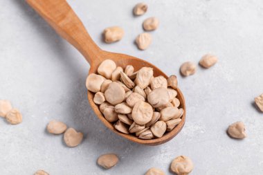Organik çiğ bezelye, ahşap kaşığa yakın. Sağlıklı, vejetaryen ve vejetaryen diyeti için protein kaynağı. Geleneksel İtalyan apulian mutfağı malzemesi. Cicerchia olarak bilinen Legumes, Vetch, Indian Pea