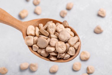 Çiğ kuru bezelye, tahta kaşığa yakın. Sağlıklı, vejetaryen ve vejetaryen diyeti için protein kaynağı. Geleneksel İtalyan apulian mutfağı malzemesi. Cicerchia olarak bilinen Legumes, Vetch, Indian Pea