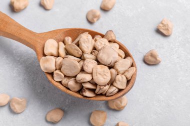 Organik çiğ bezelye, ahşap kaşığa yakın. Sağlıklı, vejetaryen ve vejetaryen diyeti için protein kaynağı. Geleneksel İtalyan apulian mutfağı malzemesi. Cicerchia olarak bilinen Legumes, Vetch, Indian Pea